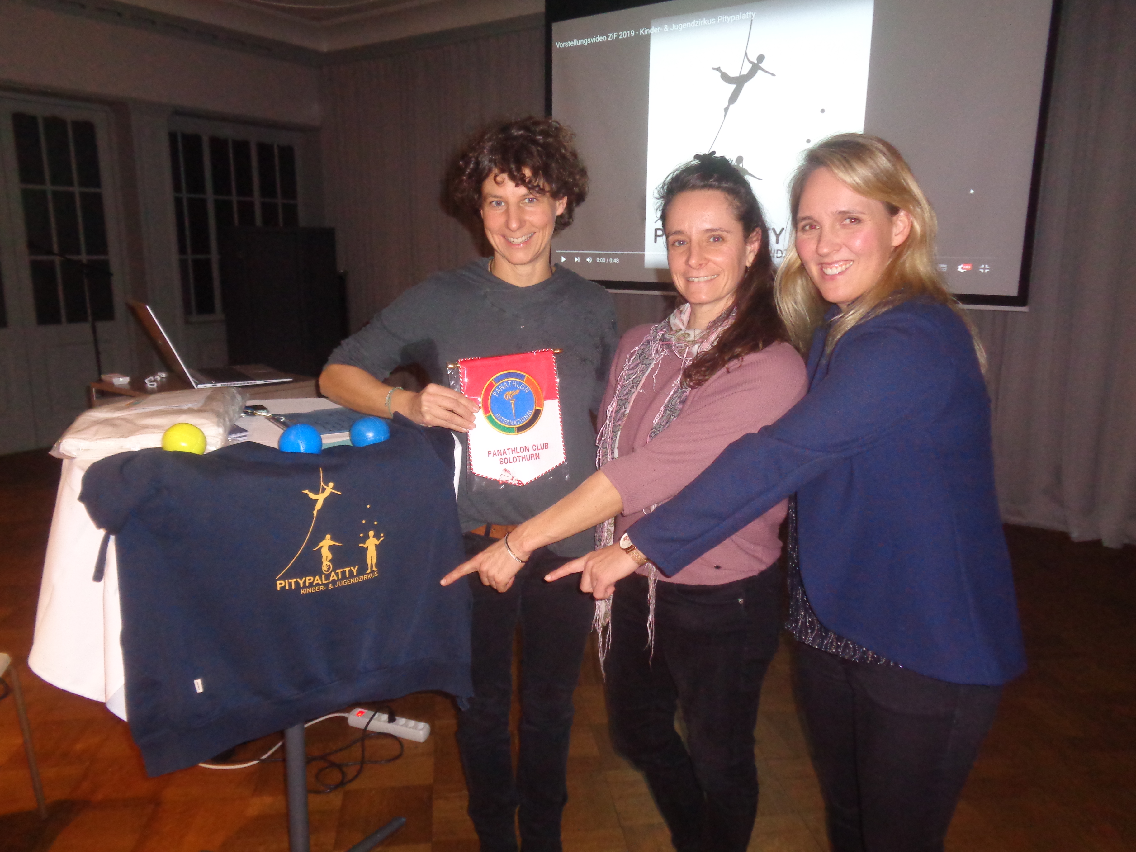 Barbara und Corinne (Pitypalatty), Carla (Präsidentin Panathlon Club Solothurn)