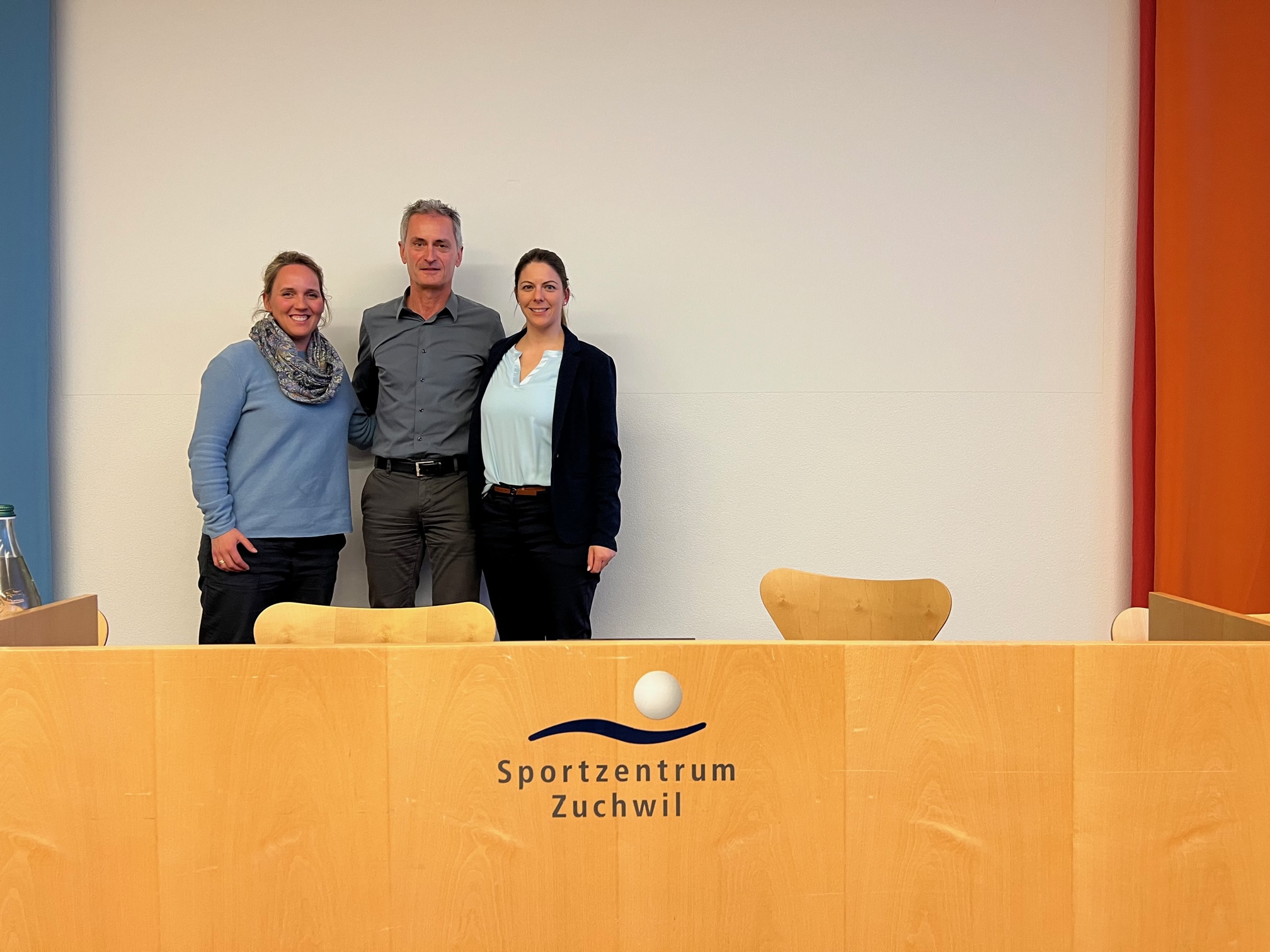 v.l.n.r Carla Spielmann (Präsidentin Panathlon Club Solothurn), Urs Jäggi (Geschäftsführer Sportzentrum Zuchwil), Daniela Torre (Präsidentin Swim Regio Solothurn)