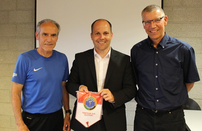 (v.l.) Bidu Zaugg, Sportchef; Samuel Scheidegger, Präsident FC Solothurn; Frank Müller, Präsident Panathlonclub Solothurn