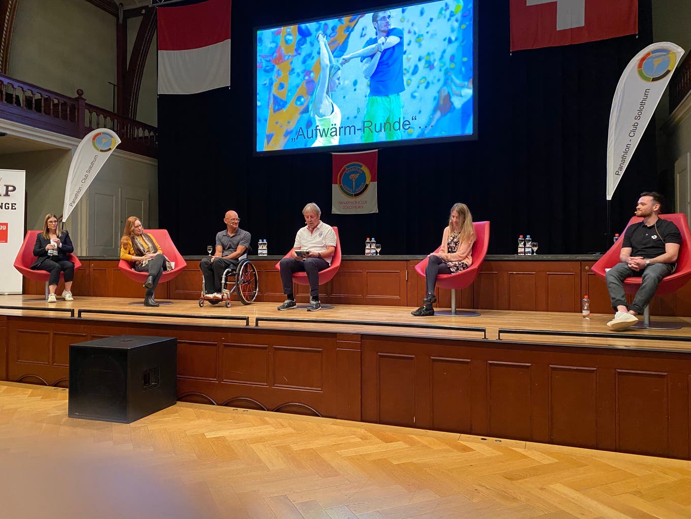 Laura Stauffer (Spezial Guest), Olympiasiegerin Nina Christen, Heinz Frei, Moderator Peter Wüthrich, Martina Strähl und Benjamin Gischard. (zvg/Markus Stuber)